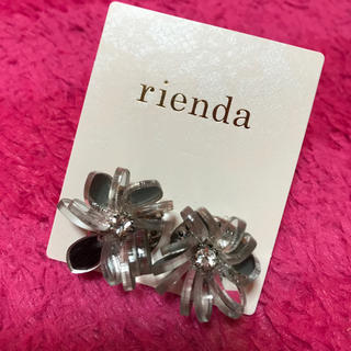 リエンダ(rienda)の新品 rienda フラワービジューイヤリング(イヤリング)