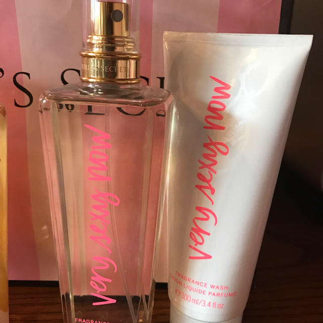 Victoria's Secret(ヴィクトリアズシークレット)のヴィクトリアシークレット very sexy now フレグランススプレー コスメ/美容のボディケア(ボディクリーム)の商品写真