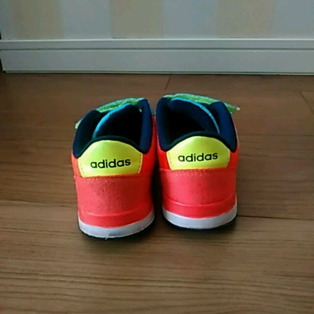 adidas(アディダス)のadidas 子どもスニーカー　15㎝ キッズ/ベビー/マタニティのキッズ靴/シューズ(15cm~)(スニーカー)の商品写真