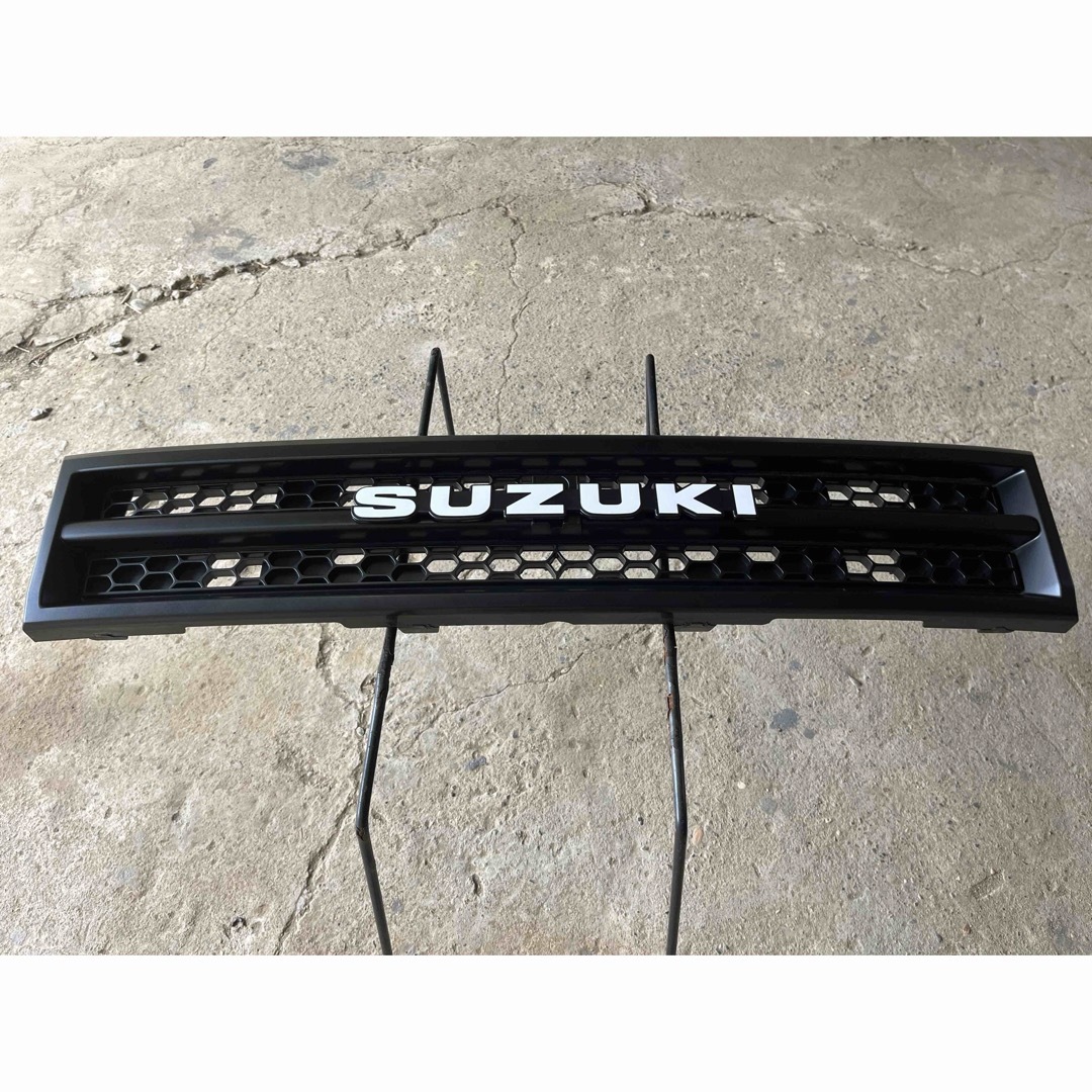 ジムニー jb23 純正 グリル スズキエンブレム マットブラック ジムニー jb23 純正 グリル スズキエンブレム マットブラック