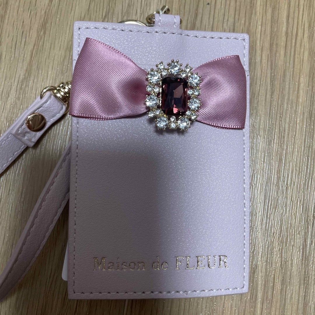 Maison de FLEUR(メゾンドフルール)のメゾンドフルール　パスケース レディースのアクセサリー(チャーム)の商品写真