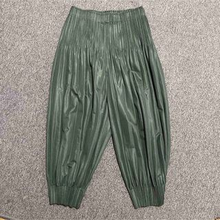 PLEATS PLEASE ISSEY MIYAKE(パンツ ・ グリーン・カーキ/緑色 PLEATS PLEASE ISSEY MIYAKE(パンツ ・ グリーン・カーキ/緑色