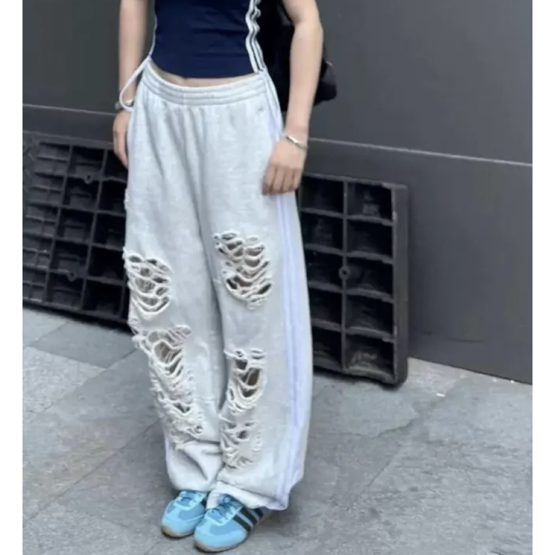 adidas Originals(アディダスオリジナルス)の新品L】adidasジョガー/スウェットパンツ ダメージ加工 ライトグレー×白 レディースのパンツ(カジュアルパンツ)の商品写真