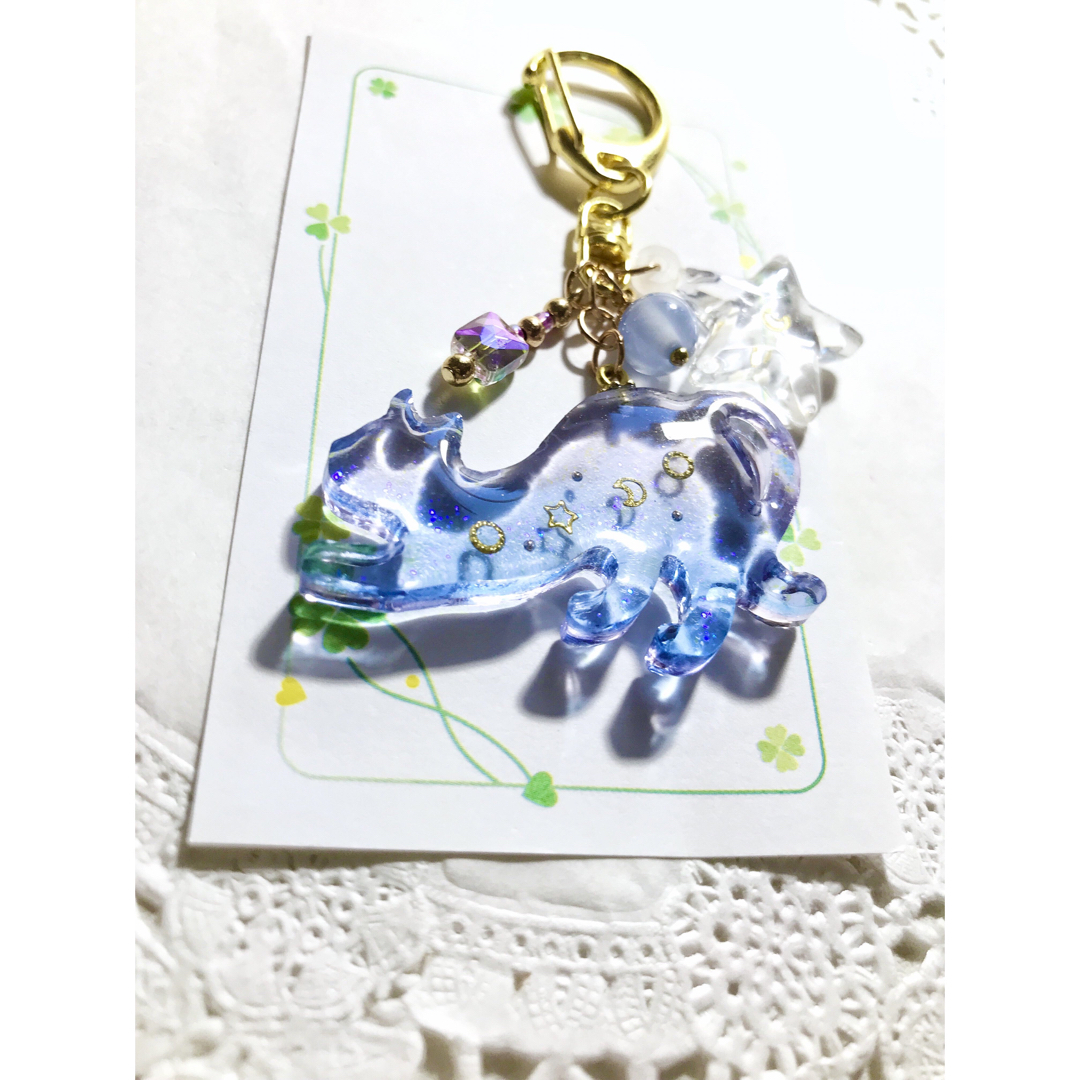 猫キラキラキーホルダー チャーム ハンドメイド レジン ネコの 猫キラキラキーホルダー チャーム ハンドメイド レジン ネコの