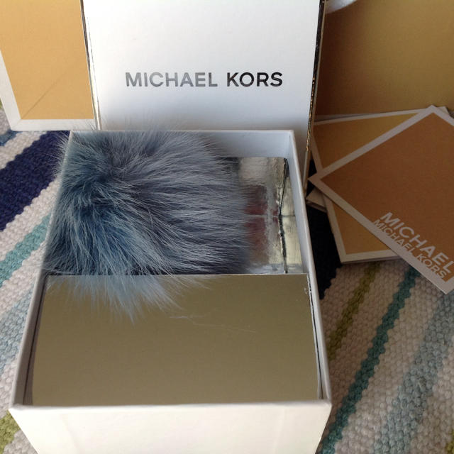 Michael Kors(マイケルコース)のMICHAEL KORS マイケルコース グラデーションファーチャームBLUE レディースのファッション小物(キーホルダー)の商品写真