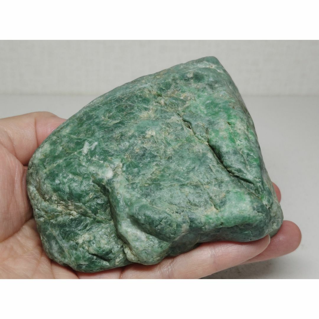 糸魚川産・815g 翡翠 ヒスイ 翡翠原石 鑑賞石 原石 自然石 誕生石 鉱石