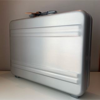ZERO HALLIBURTON(ゴールド/金色系)のフリマアイテム一覧 ZERO HALLIBURTON(ゴールド/金色系)のフリマアイテム一覧