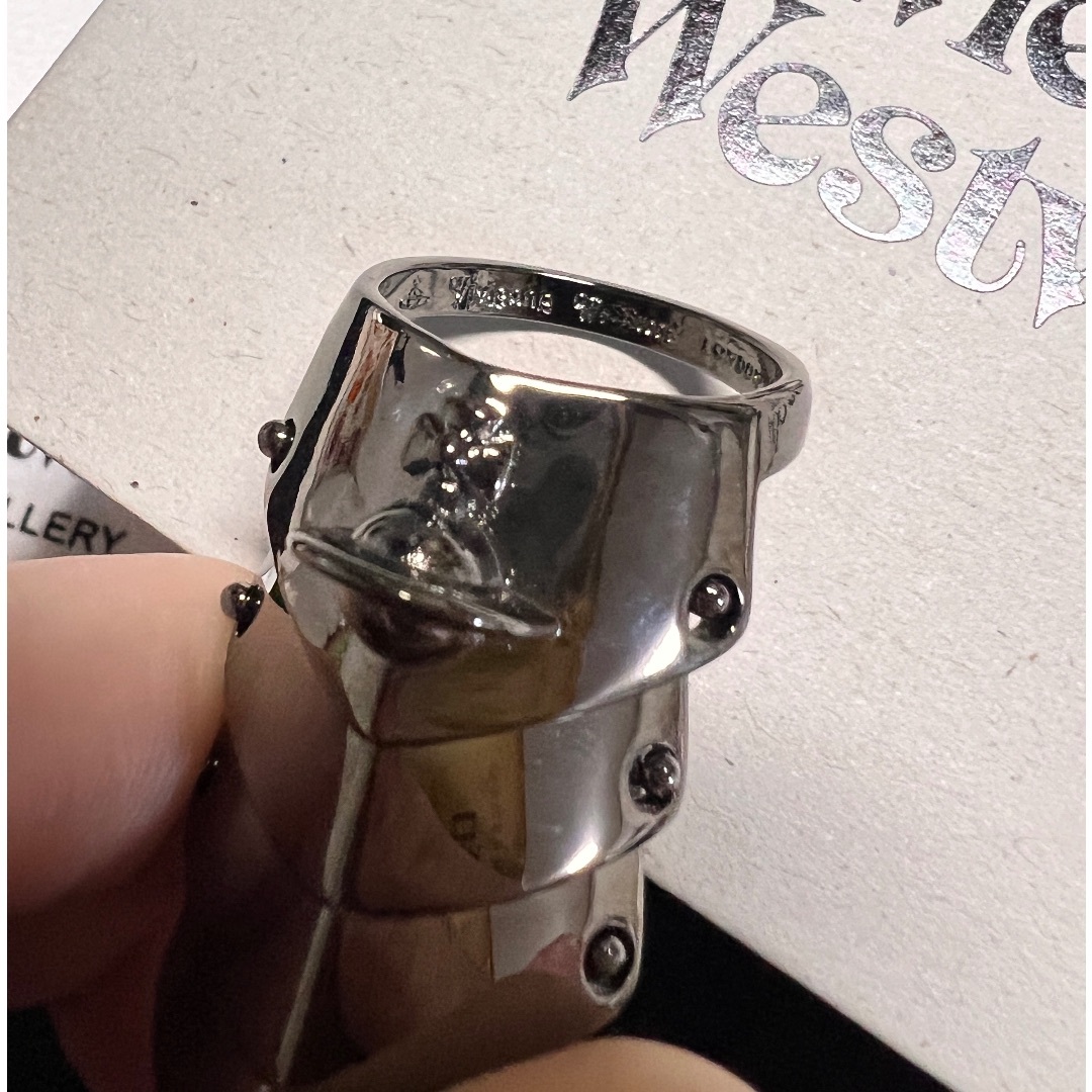 Vivienne Westwood(ヴィヴィアンウエストウッド)のヴィヴィアンウエストウッド　アーマーリング メンズのアクセサリー(リング(指輪))の商品写真