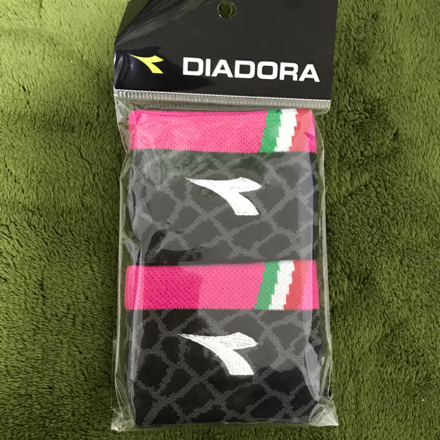 DIADORA(ディアドラ)のmomo様専用♡新品未使用品★ディアドラ リストバンド(黒白) スポーツ/アウトドアのスポーツ/アウトドア その他(その他)の商品写真