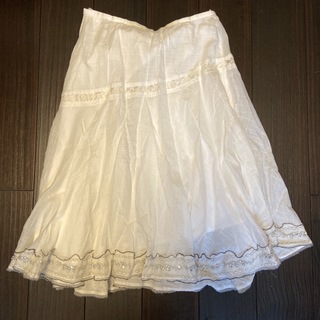 白スカート(ひざ丈スカート)