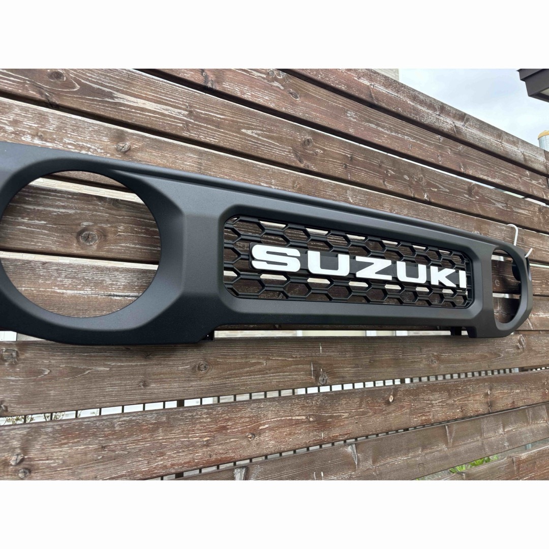 ジムニーBIGエンブレムSUZUKI活字体【白文字】完全ウレタン ジムニーBIGエンブレムSUZUKI活字体【白文字】完全ウレタン