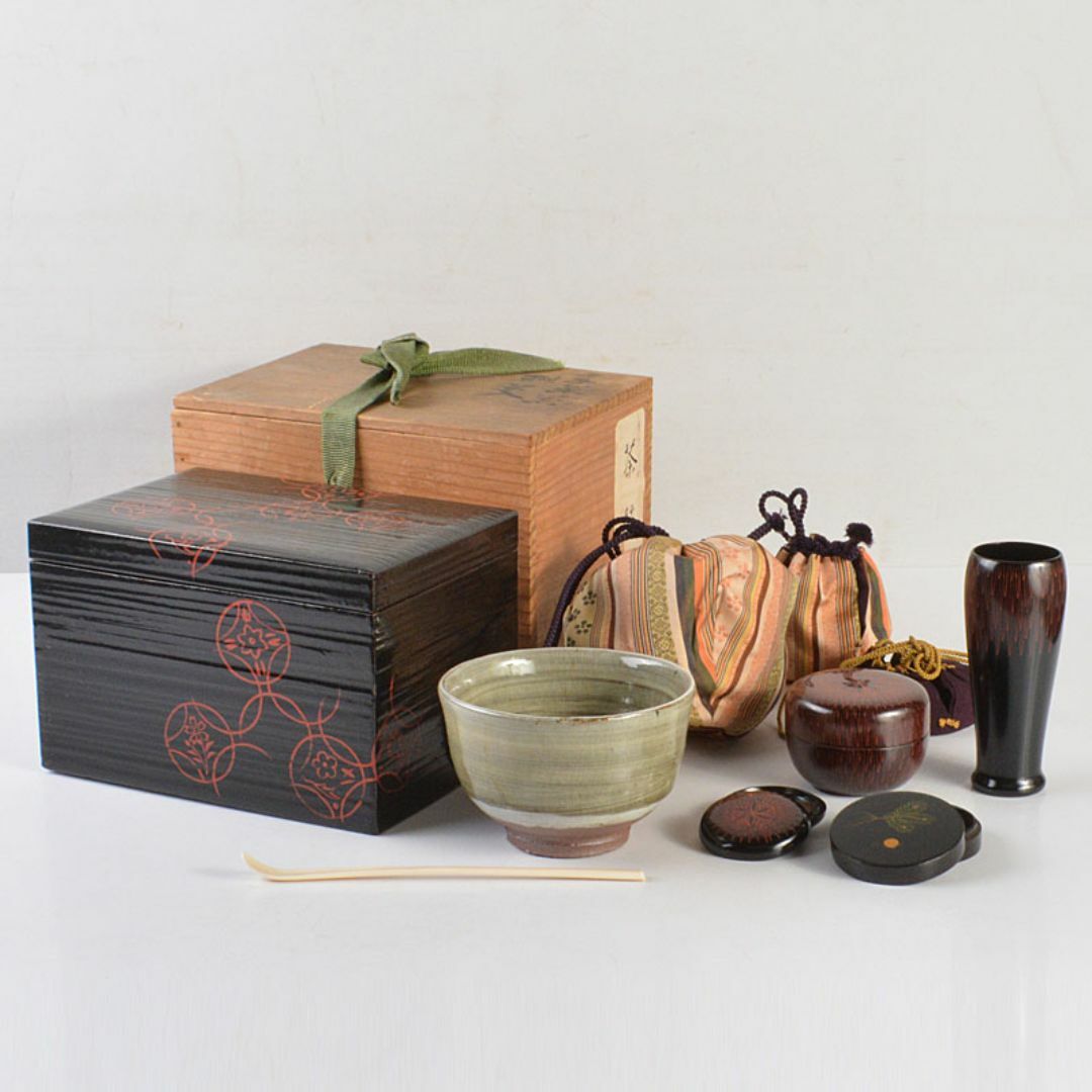 茶道具　黒漆　花蒔絵　桑茶箱　茶碗　棗など　六点一式　袱紗付　共箱　MR7276