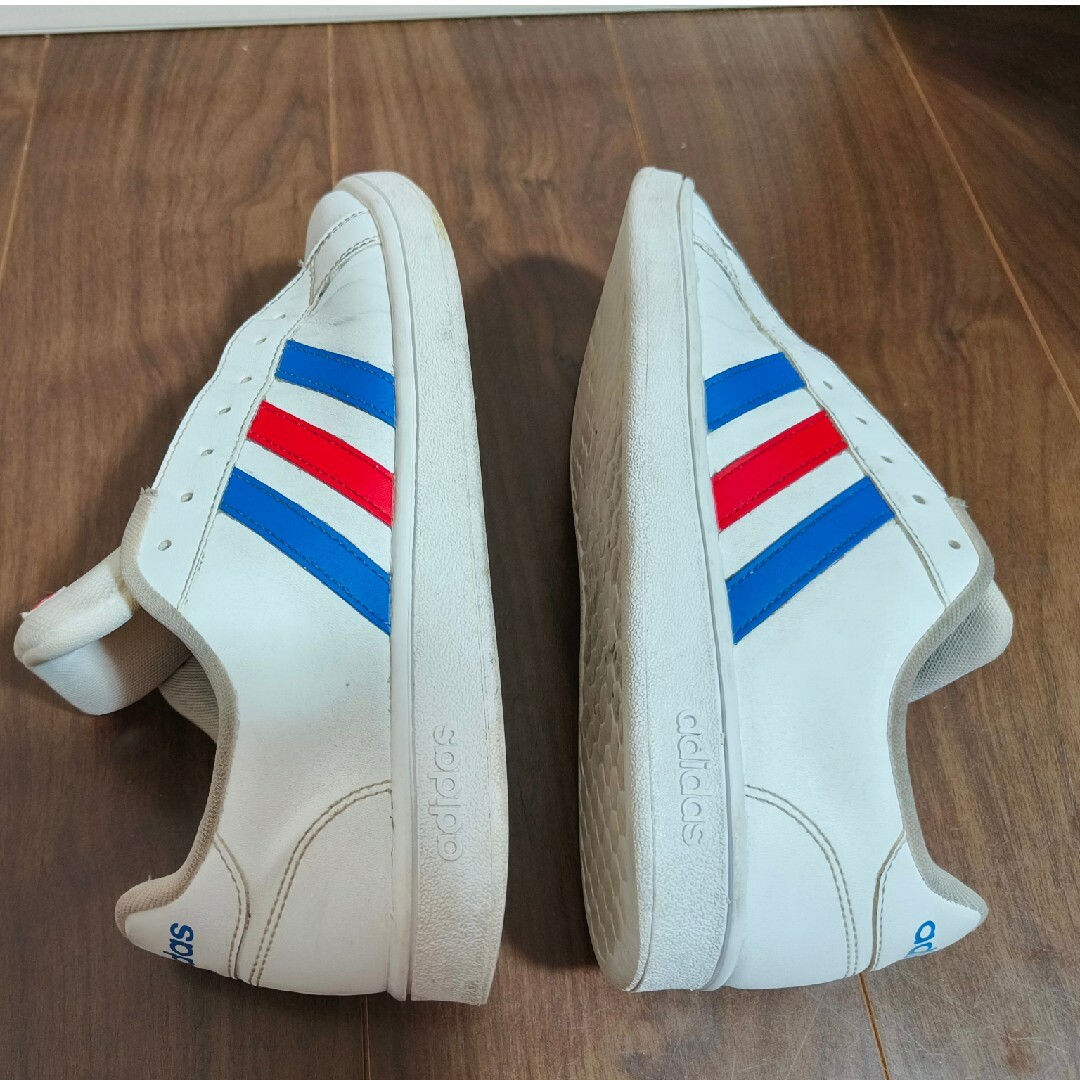 adidas - adidas レザー 白スニーカー 27cm 破れ有の通販 by adidas - adidas レザー 白スニーカー 27cm 破れ有の通販 by