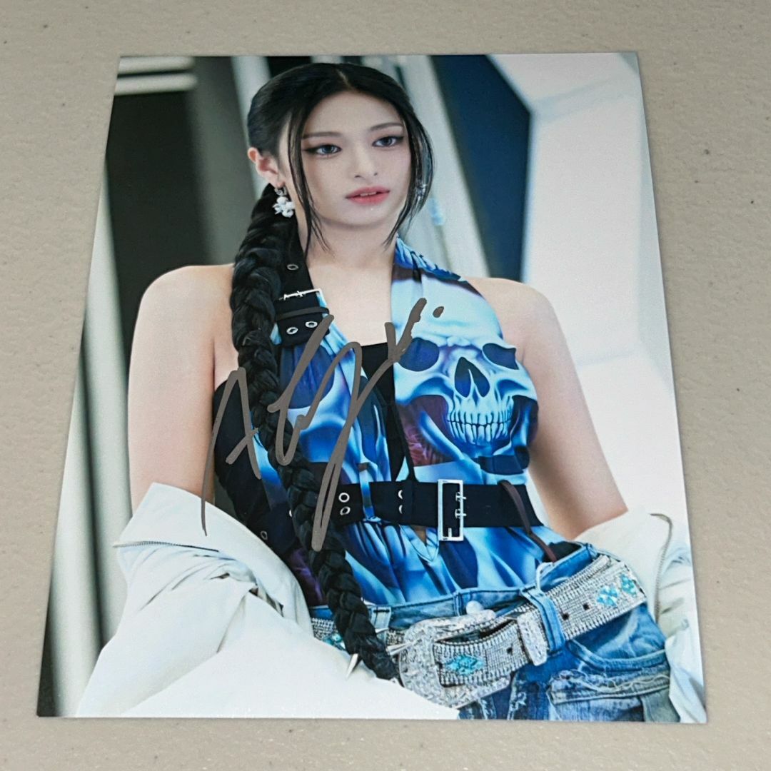 BABYMONSTER アヒョン 直筆サイン スチール写真の通販 by てでぃ BABYMONSTER アヒョン 直筆サイン スチール写真の通販 by てでぃ