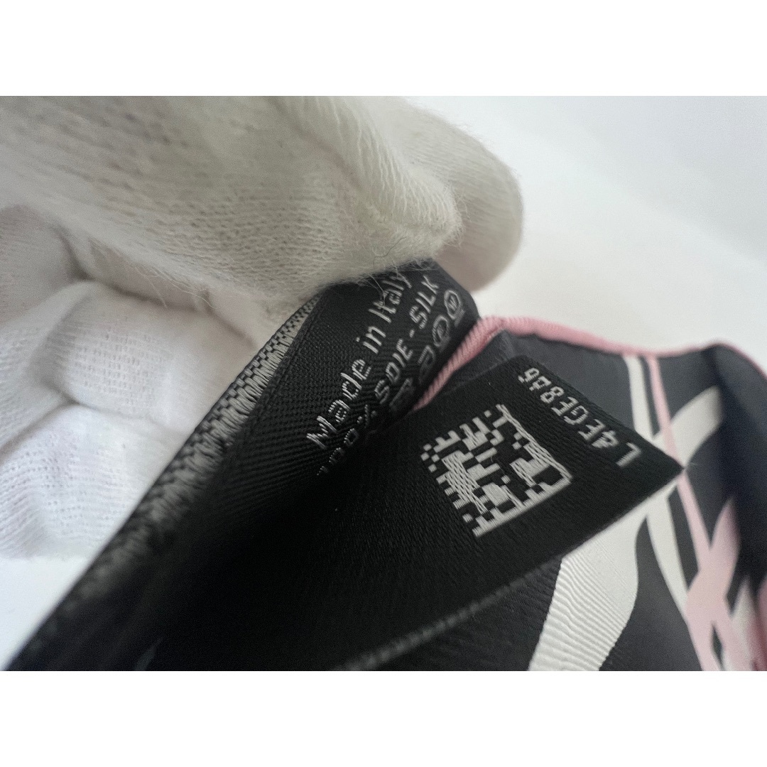 CHANEL シルクバンダナ ブラック/ピンクベージュ Square scarf - Silk twill, black, dark gray & pink — Fashion