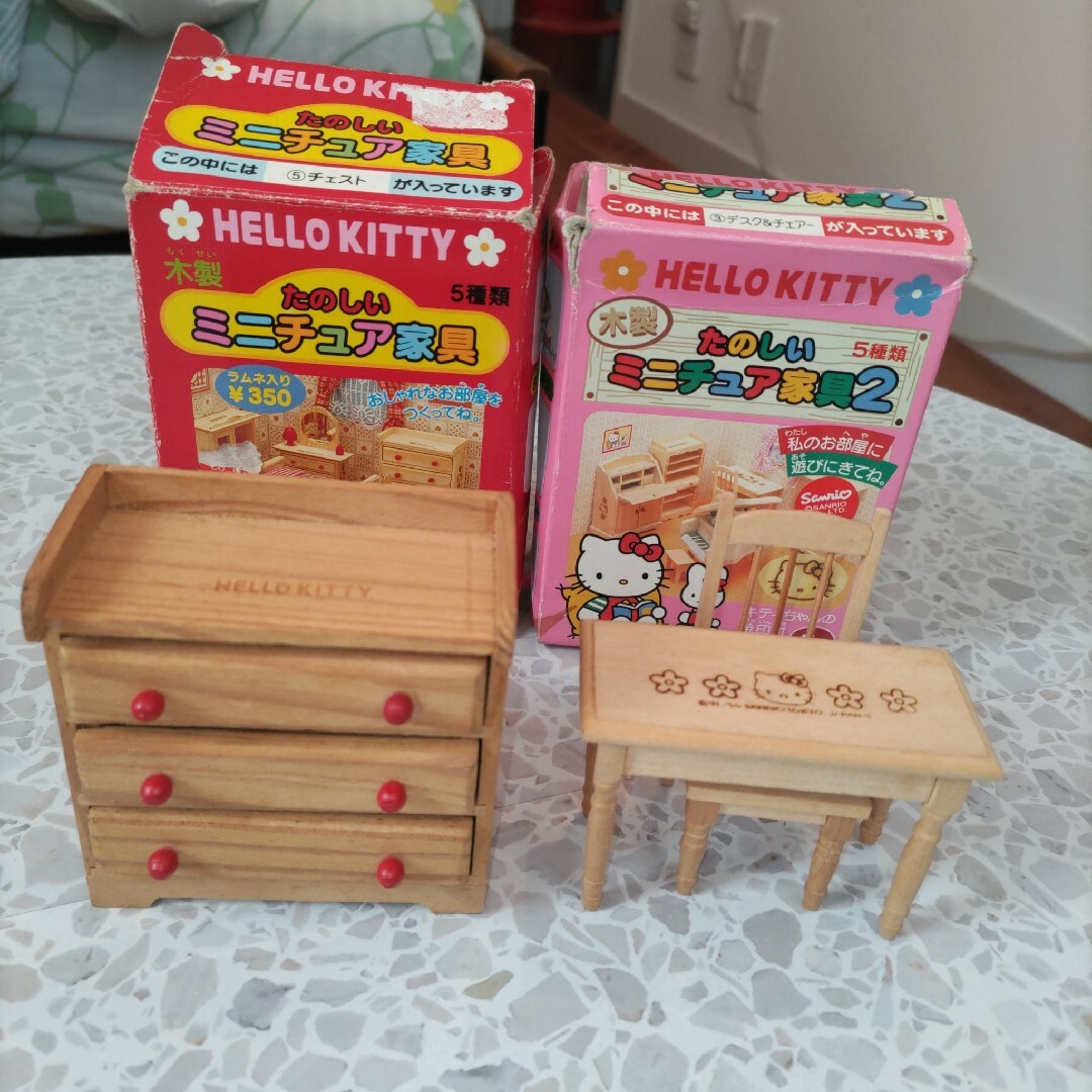 サンリオ ハローキティ 木製 たのしいミニチュア家具 2種セット サンリオ ハローキティ 木製 たのしいミニチュア家具 2種セット