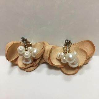 アネモネ(Ane Mone)の花びらピアス ベージュ(ピアス)