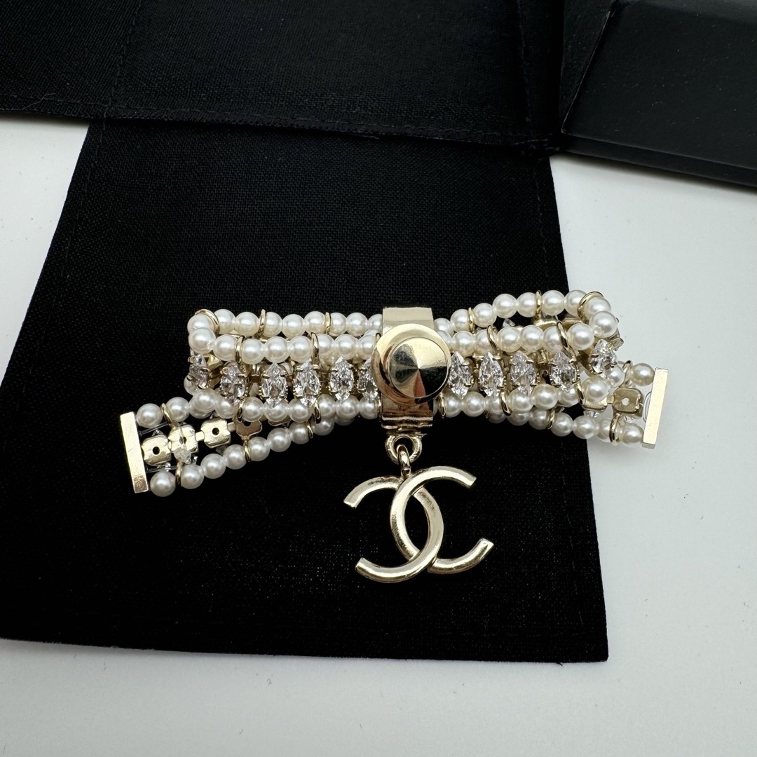 CHANEL - 【パールリボンが上品で可愛い☆】CHANEL ブローチ CHANEL - 【パールリボンが上品で可愛い☆】CHANEL ブローチ