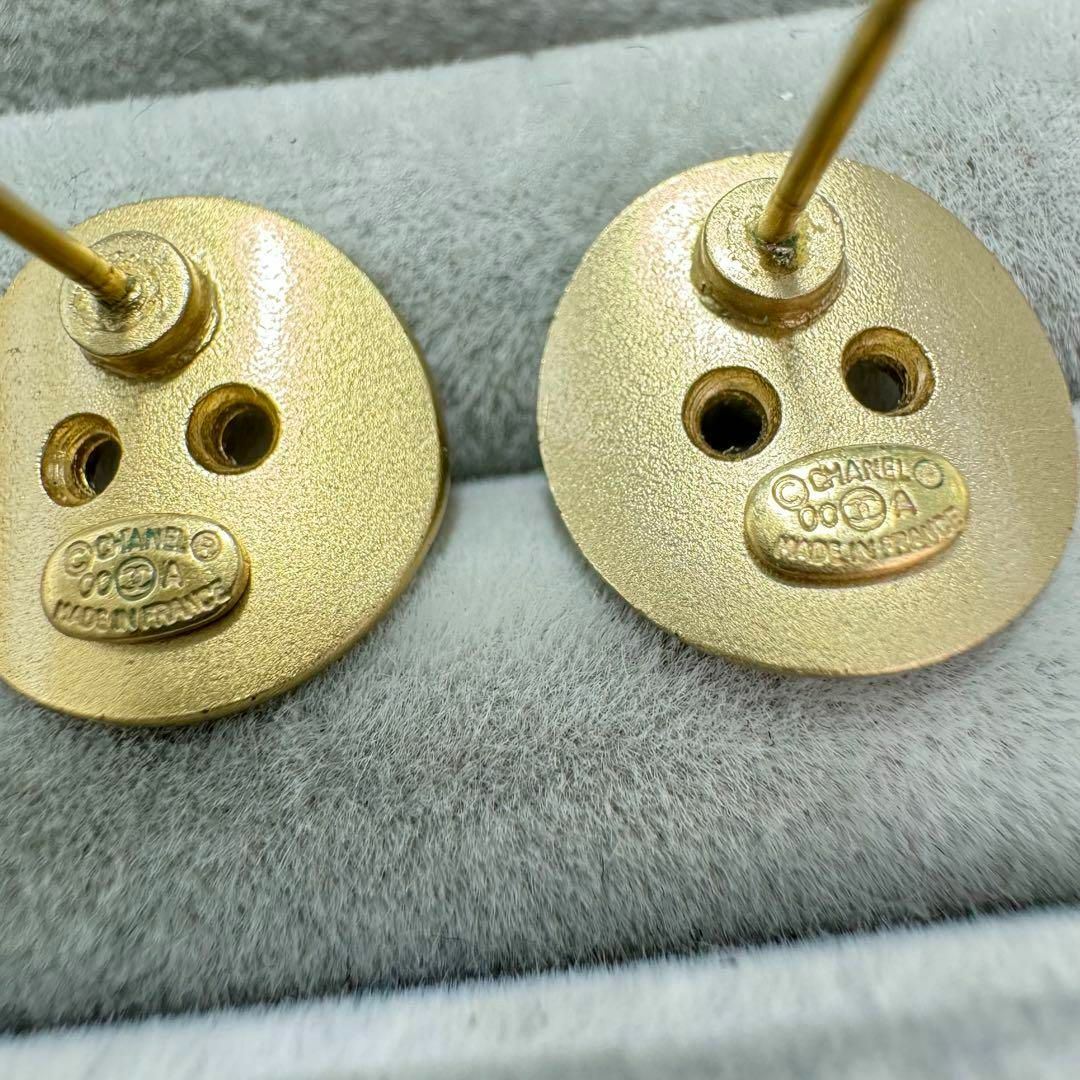 CHANEL(シャネル)の【ヴィンテージ】CHANEL ピアス　ボタン　ゴールド　00A レディースのアクセサリー(ピアス)の商品写真