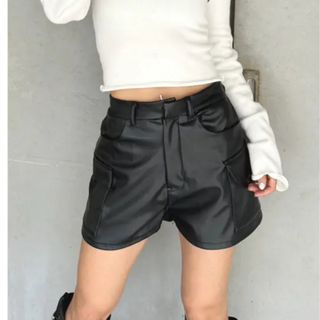 エゴイスト(EGOIST)の美品　EGOIST エゴイスト　カーゴポケットフェイクレザーショートパンツ　黒(ショートパンツ)