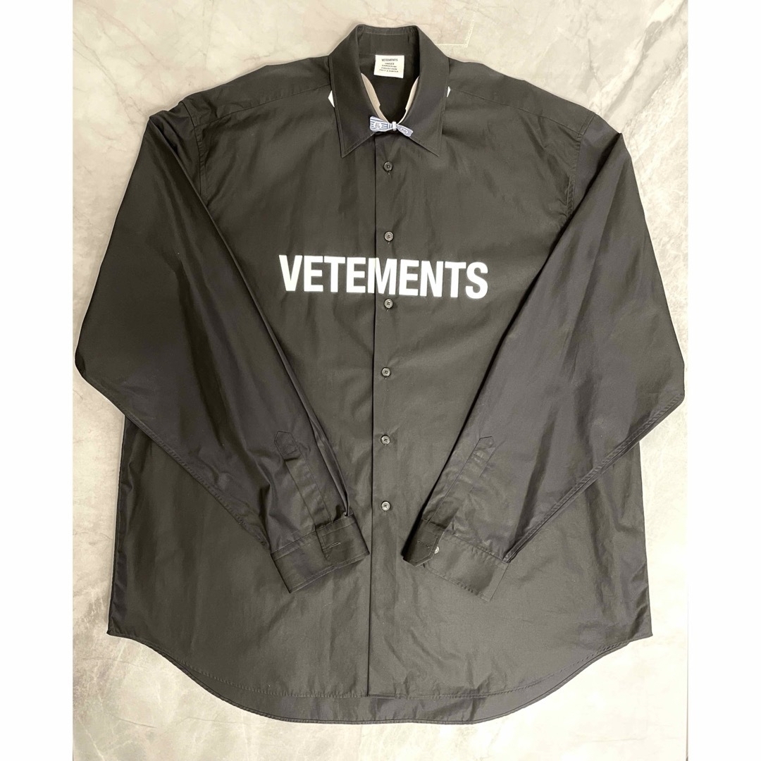 VETEMENTS - 極美品 ヴェトモン オーバーサイズ シャツ ロゴ VETEMENTS - 極美品 ヴェトモン オーバーサイズ シャツ ロゴ