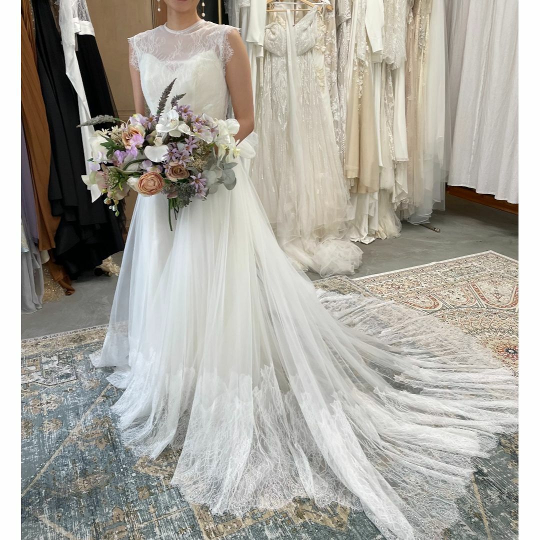 背中見えレースウェディングドレス結婚式 背中開きデザインのウェディングドレスをご紹介！インナーの