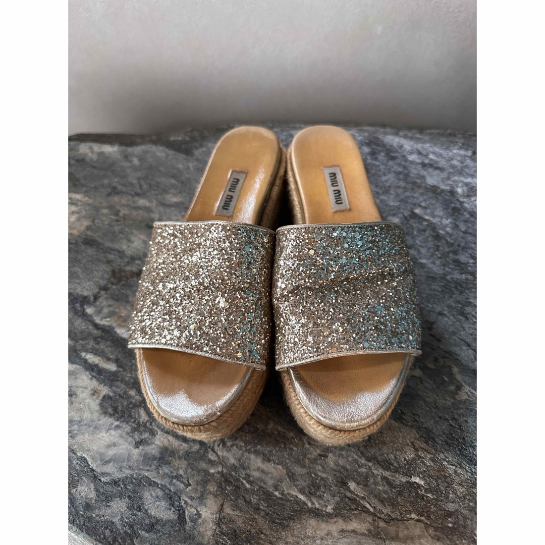 MIU MIU - ミュウミュウ グリッターサンダル miumiu ゴールドの MIU MIU - ミュウミュウ グリッターサンダル miumiu ゴールドの
