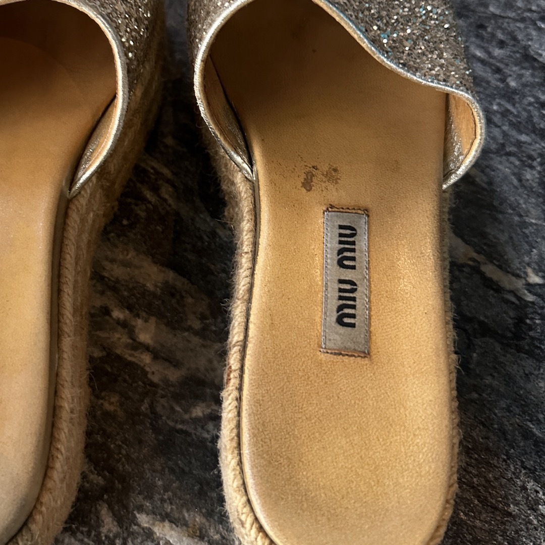 MIU MIU - ミュウミュウ グリッターサンダル miumiu ゴールドの MIU MIU - ミュウミュウ グリッターサンダル miumiu ゴールドの