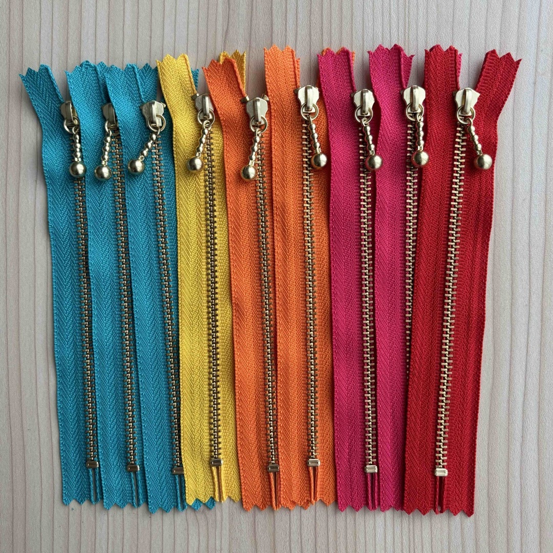 YKK(ワイケイケイ)の新品YKKファスナー 14cm玉付きファスナー ハンドメイドの素材/材料(各種パーツ)の商品写真