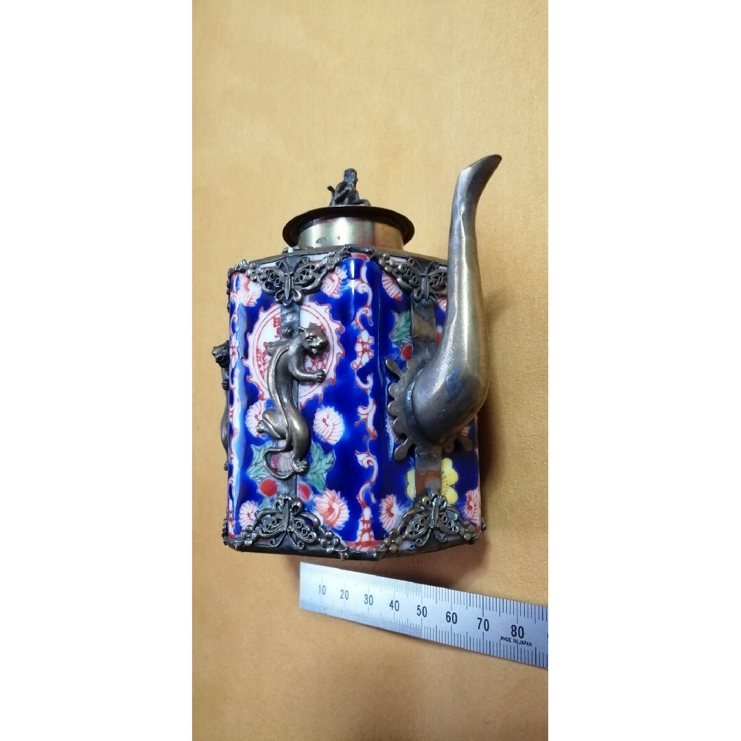 アンティーク 小さめ鮮やかな陶器ポットに彫刻被せ 猿、蛙、ヒョウかトラ