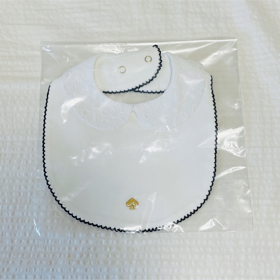 kate spade NEW YORK(ケイトスペードニューヨーク)の最終価格!!新品未使用 kate spaide よだれかけ キッズ/ベビー/マタニティのこども用ファッション小物(ベビースタイ/よだれかけ)の商品写真