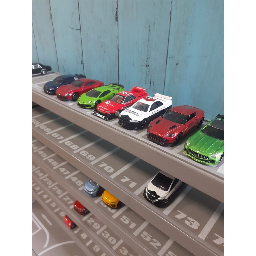 改良版トミカ収納棚6段110台ロングトミカ7台駐車可 おもちゃ/ 改良版トミカ収納棚6段110台ロングトミカ7台駐車可 おもちゃ/