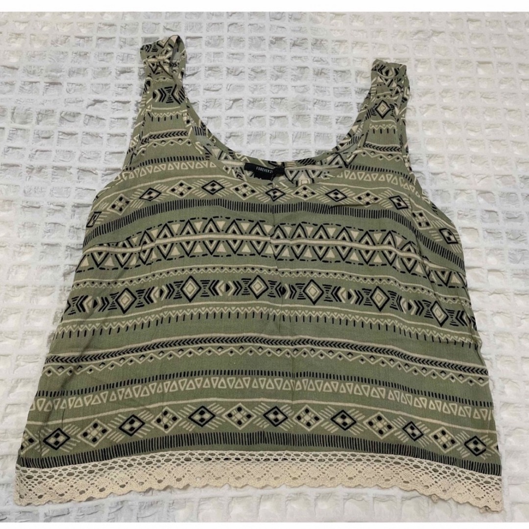 FOREVER 21(フォーエバートゥエンティーワン)の袖なしトップス レディースのトップス(シャツ/ブラウス(半袖/袖なし))の商品写真