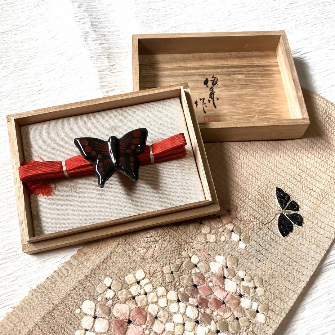 夏の半衿 アンティーク日本刺繍 紫陽花に舞う黒アゲハが素敵な絽 夏の半衿 アンティーク日本刺繍 紫陽花に舞う黒アゲハが素敵な絽