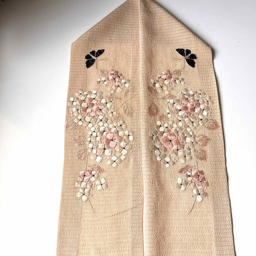 夏の半衿 アンティーク日本刺繍 紫陽花に舞う黒アゲハが素敵な絽 夏の半衿 アンティーク日本刺繍 紫陽花に舞う黒アゲハが素敵な絽