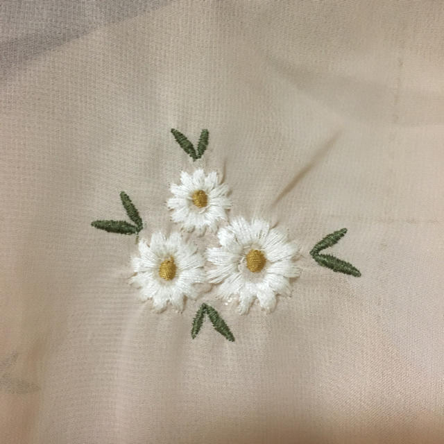 an another angelus(アンアナザーアンジェラス)のAnther angelus 花 刺繍 トップス レディースのトップス(シャツ/ブラウス(半袖/袖なし))の商品写真