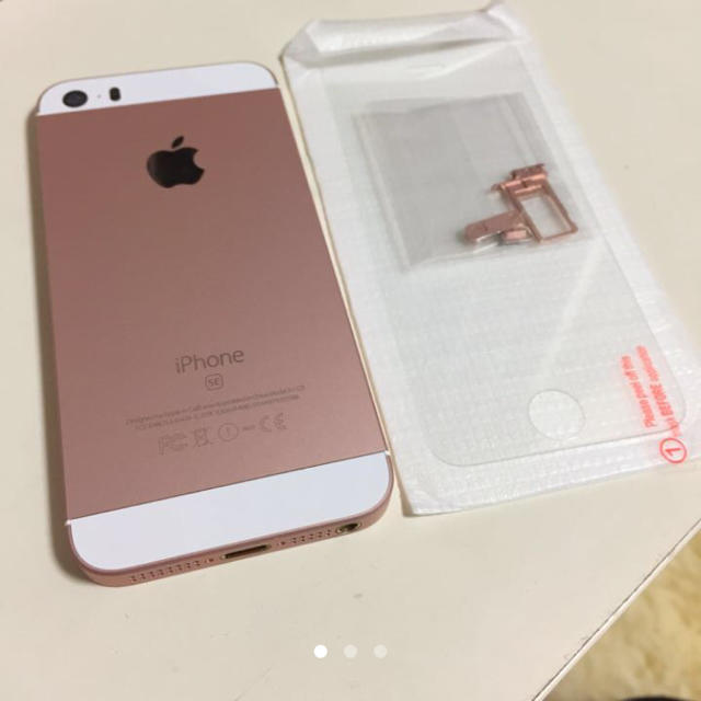 Apple(アップル)のiPhone se 5s ローズゴールド カスタム 新品 保護ガラス スマホ/家電/カメラのスマートフォン/携帯電話(スマートフォン本体)の商品写真
