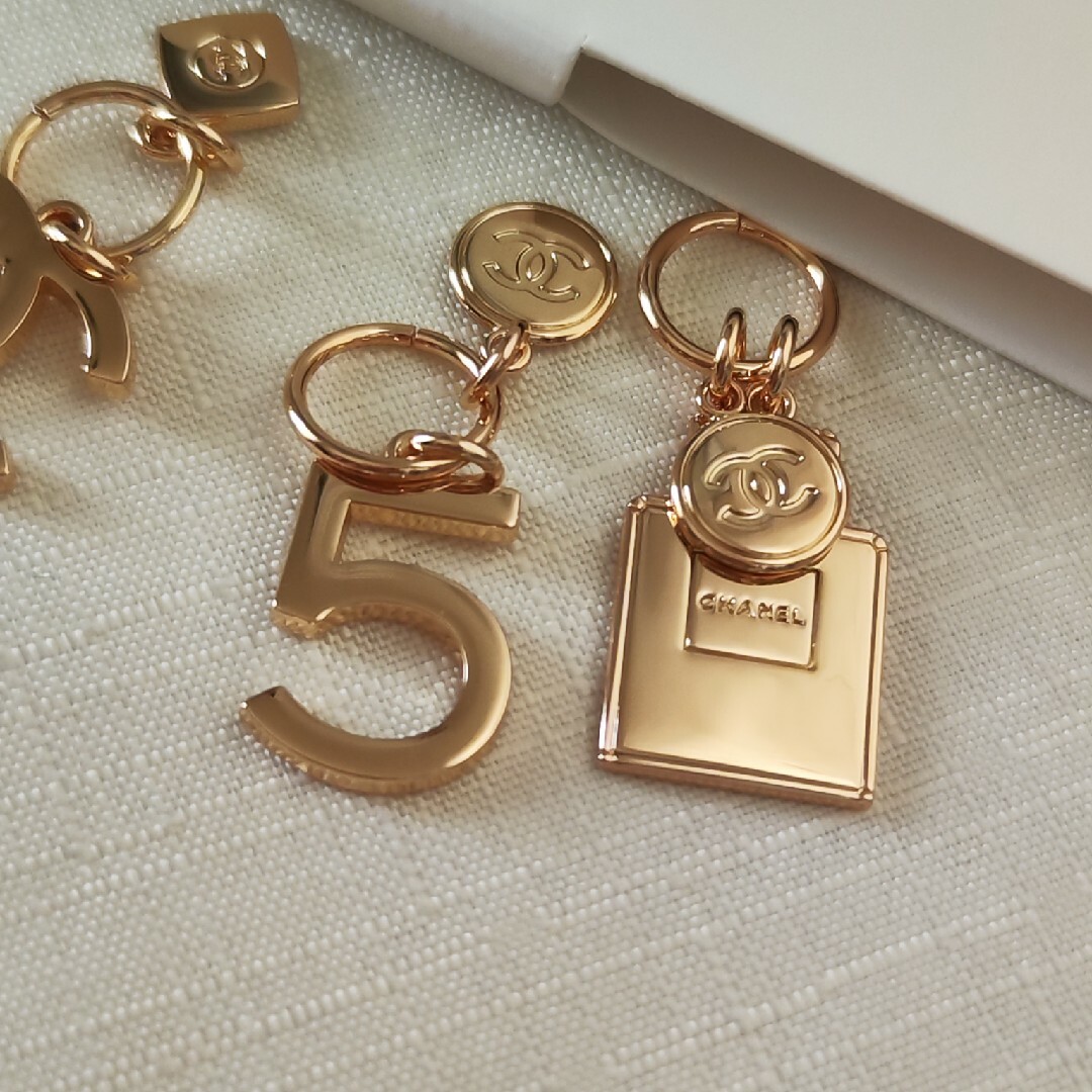 CHANEL - シャネル チャーム 非売品 セット 画像の 3個セットの CHANEL - シャネル チャーム 非売品 セット 画像の 3個セットの