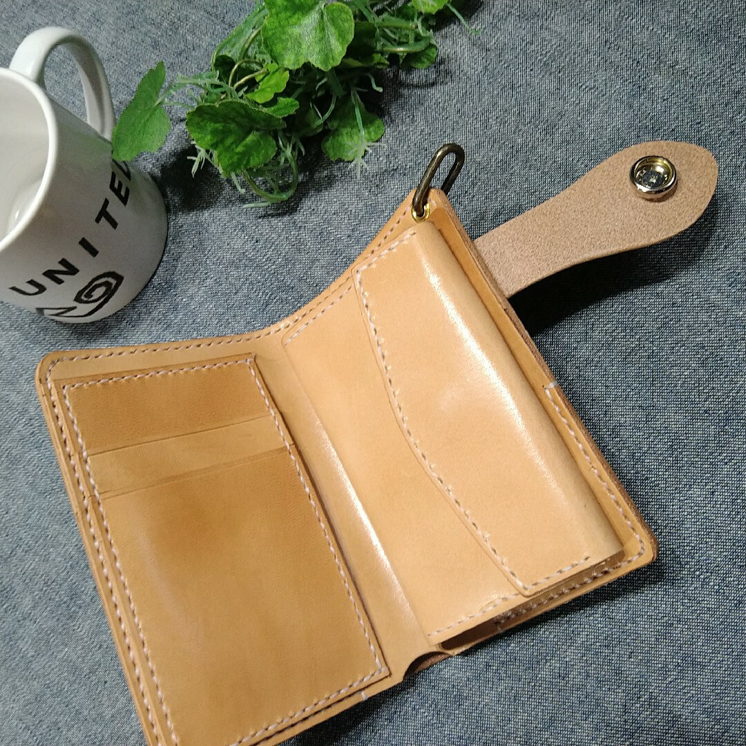 栃木レザー - 栃木レザー手縫い お洒落な2つ折り財布➕コンチョ 栃木レザー - 栃木レザー手縫い お洒落な2つ折り財布➕コンチョ