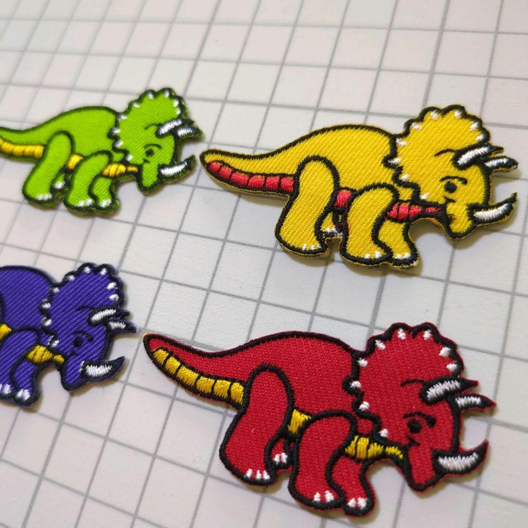 【№28】 アイロンワッペン 刺繍ワッペン かいじゅう 4枚セット ハンドメイドの素材/材料(各種パーツ)の商品写真