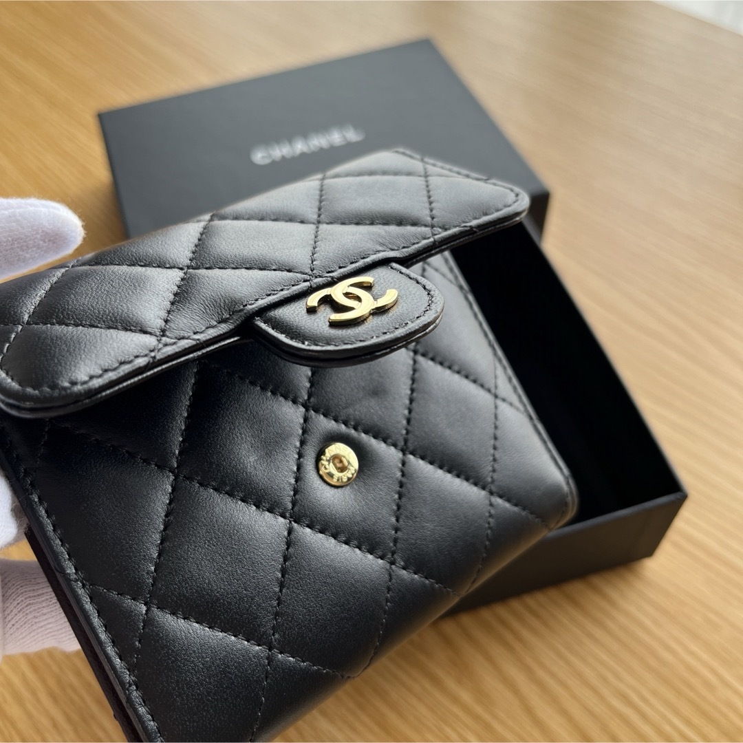 CHANEL - シャネル♡コンパクトウォレット 三つ折り財布 黒の CHANEL - シャネル♡コンパクトウォレット 三つ折り財布 黒の