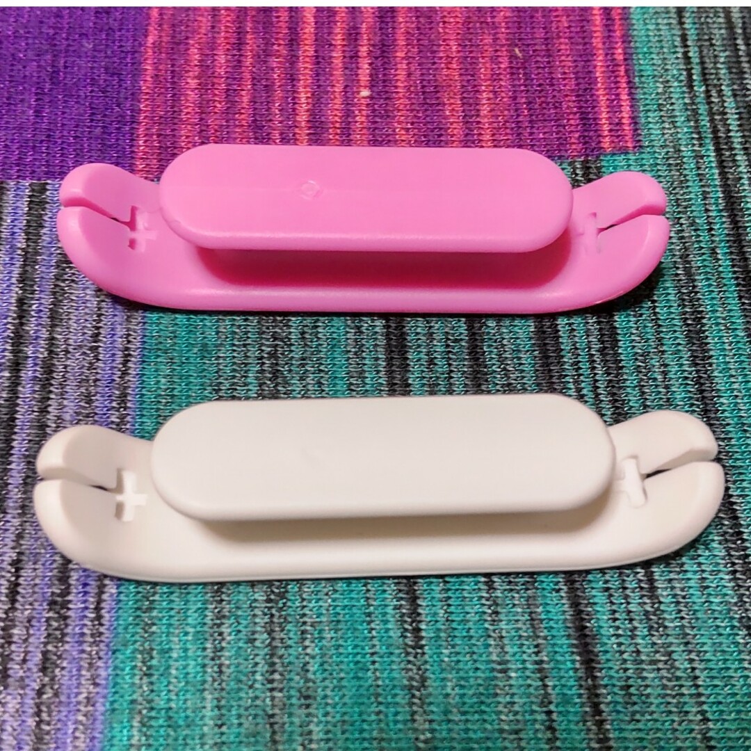SONY(ソニー)のSONY　イヤフォン　ケーブル長アジャスター（ホワイト＆ピンク）２個セット　純正 スマホ/家電/カメラのスマホアクセサリー(ストラップ/イヤホンジャック)の商品写真