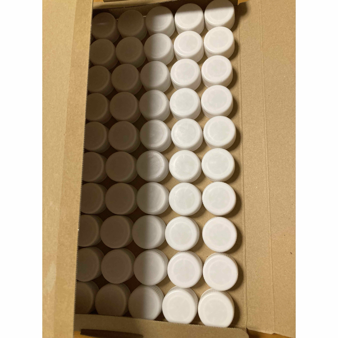 ペットボトルキャップ　70個 ハンドメイドの素材/材料(各種パーツ)の商品写真