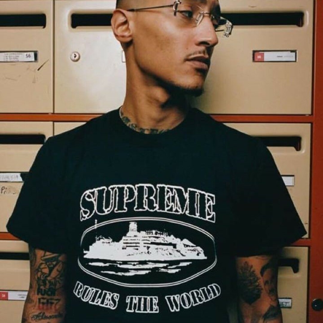 Supreme(シュプリーム)のsupreme corteiz rules the world tee メンズのトップス(Tシャツ/カットソー(半袖/袖なし))の商品写真