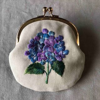 紫陽花の刺繍がま口・刺繍ポーチ＊ハンドメイド(ポーチ)