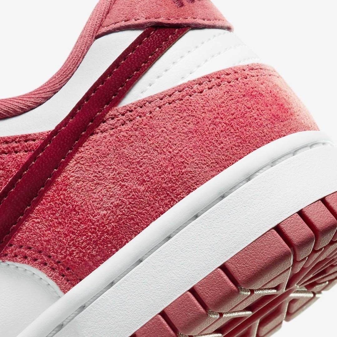 NIKE - 【新品24.5cm】NIKE W ダンク ロー ホワイト/レッドの NIKE - 【新品24.5cm】NIKE W ダンク ロー ホワイト/レッドの