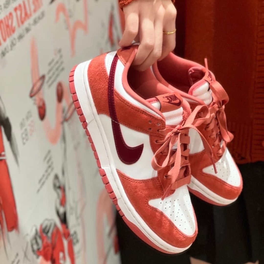 NIKE - 【新品24.5cm】NIKE W ダンク ロー ホワイト/レッドの NIKE - 【新品24.5cm】NIKE W ダンク ロー ホワイト/レッドの