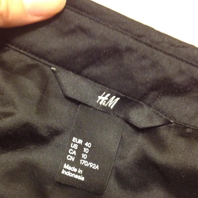 H&M(エイチアンドエム)のH&M＊黒シャツ レディースのトップス(シャツ/ブラウス(長袖/七分))の商品写真