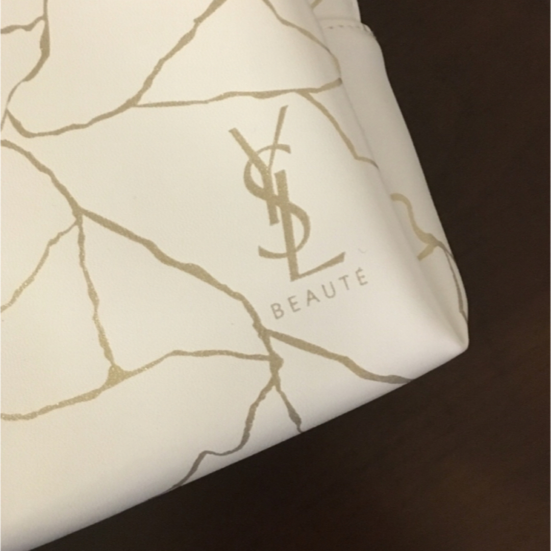 Yves Saint Laurent - イヴ・サンローラン ポーチ 白 限定 の Yves Saint Laurent - イヴ・サンローラン ポーチ 白 限定 の