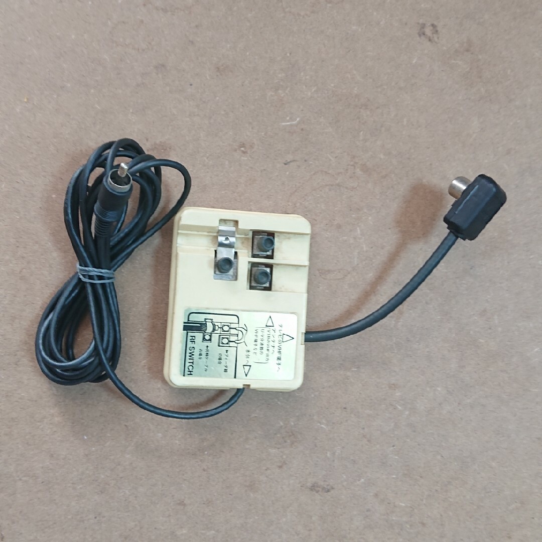 ファミリーコンピュータ(ファミリーコンピュータ)の動作確認済 ファミコン RFスイッチ ニンテンドー純正品 アンテナプラグ付 エンタメ/ホビーのゲームソフト/ゲーム機本体(家庭用ゲーム機本体)の商品写真